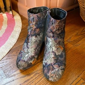 Zigi Soho floral Nadia bootie, size 9